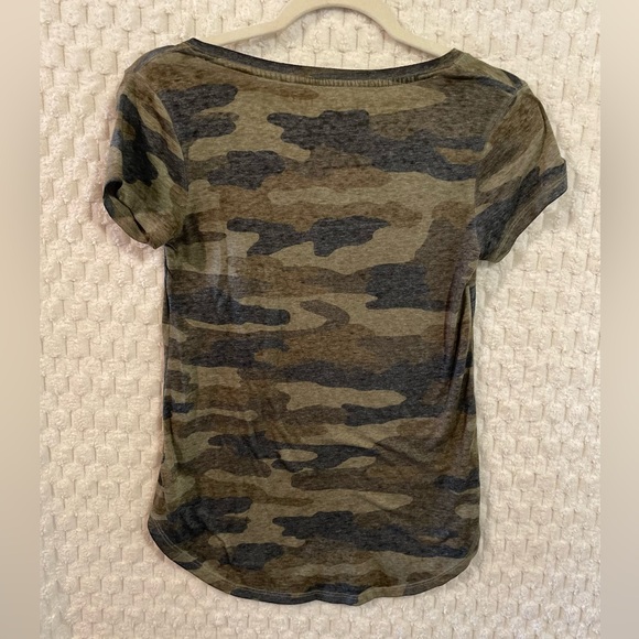Lucky Brand Camo V Neck Short Sleeve Tee, Size XS, EUC - Picture 3 of 4